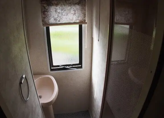 cropped-static-caravan-yetygors-shower8b-fishguard-2.jpg